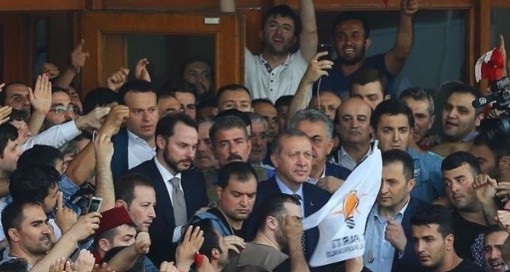 İşte CHP'li Özkoç'u yalanlayan görüntüler! TBMM'ye ilk gelen vekil AK Partili Uslu...